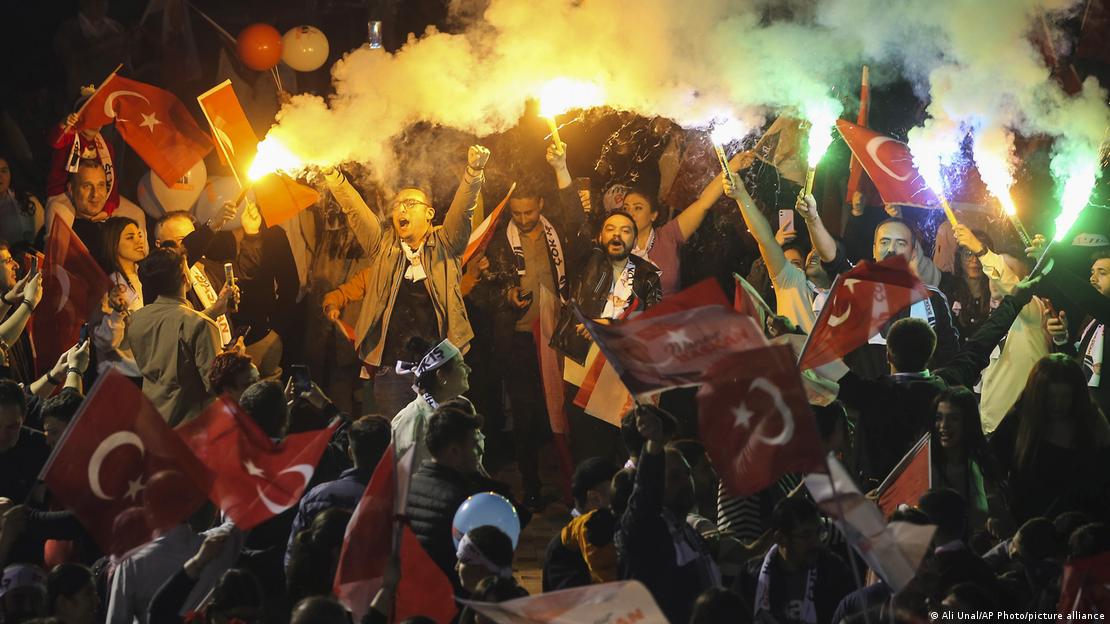 Feiernde CHP-Anhänger in Ankara (am Sonntagabend): Landesweit stärkste Kraft.