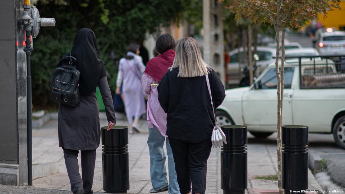 Immer mehr Frauen im Iran leisten Widerstand und gehen beispielsweise ohne Kopftuch auf die Straße.