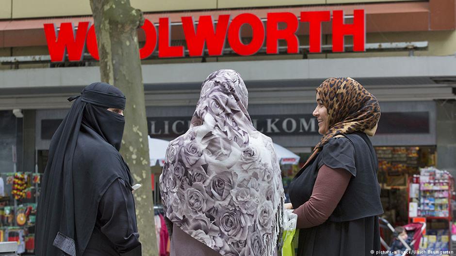 Niqab- und Koptruch tragende Frauen in Deutschland. (picture alliance / U. Baumgartner)