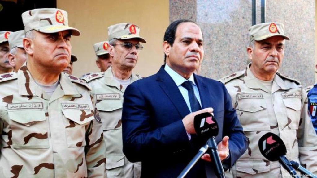 الرئيس المصري عبد الفتاح السيسي مع جنرالات الجيش. 