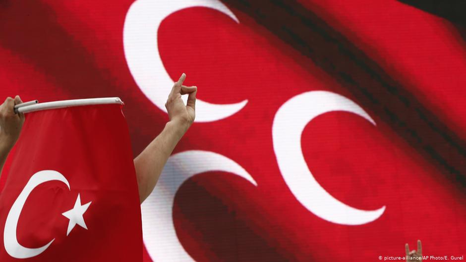 نشطاء من حزب الحركة القومية التركي يرفعون علامة "الذئاب الرمادية" - تركيا. Foto: picture-alliance/AP