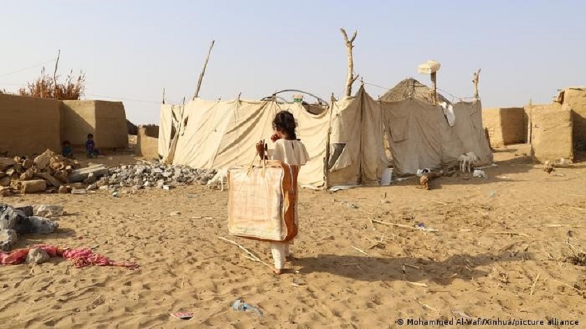 Ein vertriebenes Kind trägt eine Tasche mit einer Decke, nachdem es diese von einer Wohltätigkeitsorganisation in der Provinz Hajjah im Norden des Jemen erhalten hat, am 12. Januar. 2021. Foto: Mohammed Al-Wafi/Xinhua/picture-alliance