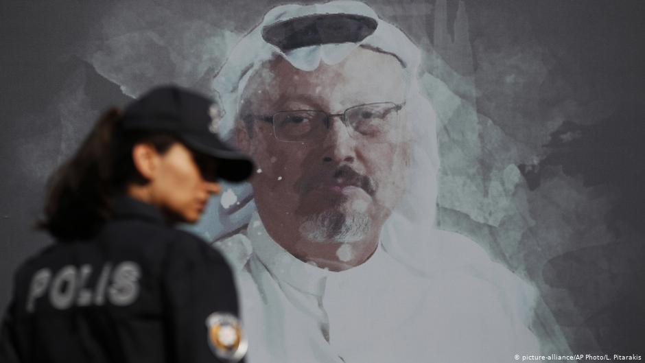 صورة على الجدار للصحفي السعودي جمال خاشقجي الذي قُتِل عام 2018.  Foto: picture-alliance/AP Photo/L. Pitarakis