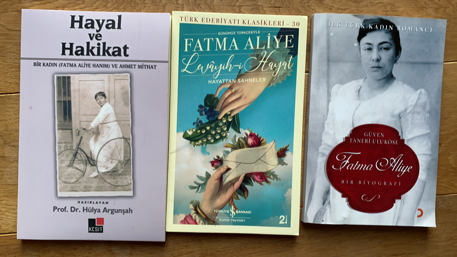 Bücher von Fatma Aliye, der ersten türkischen Schriftstellerin.