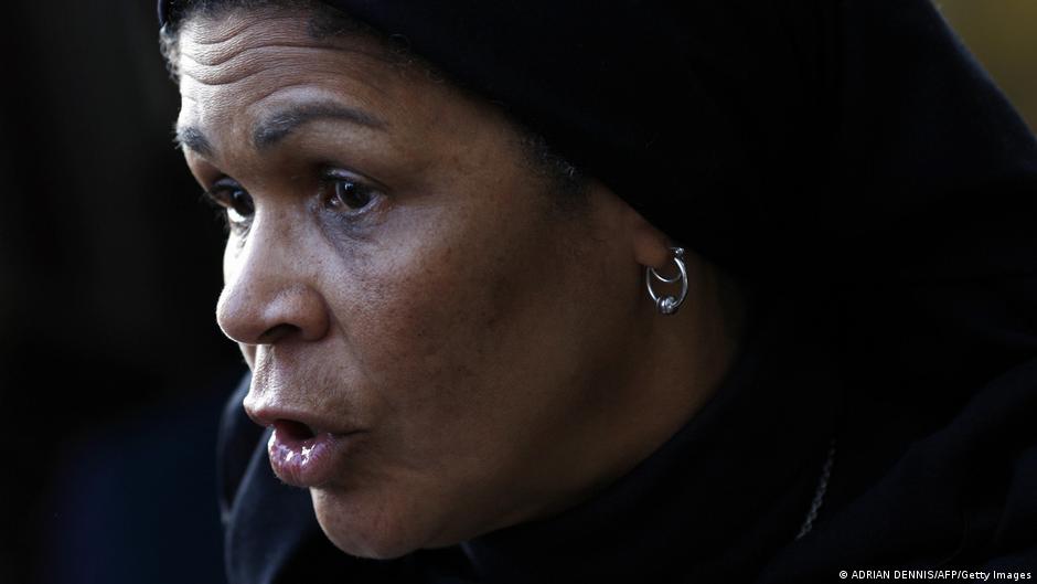 Die US-amerikanische Islamwissenschaftlerin Amina Wadud spricht zu den Medien, nachdem sie ein Freitagsgebet für Männer und Frauen im Oxford Centre in Oxford, England, am 17. Oktober 2008 angeleitet hat; Adrian Dennis/AFP/Getty Images