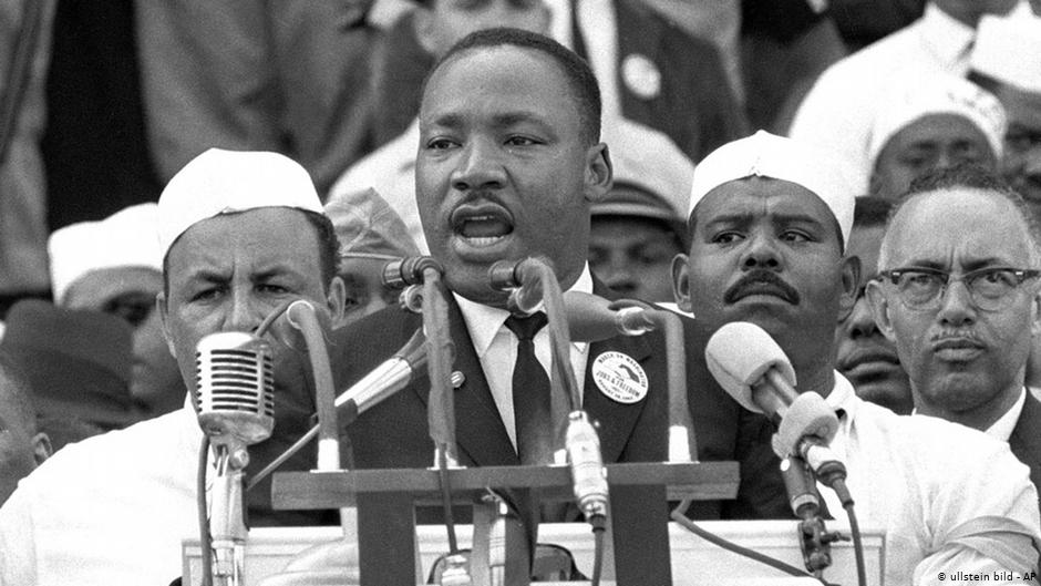 مارتن لوثر كينغ زعيم الحقوق المدنية من رموز النضال من أجل تحرير السود في الولايات المتحدة الأمريكية. (photo: ullstein-bild – AP)