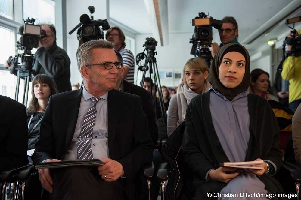 Die Veranstaltung "Begriffswelten Islam" in der Bundeszentrale für politische Bildung mit Thomas de Maiziere und Nemi El-Hassan. (Foto: imago/Christian Ditsch)