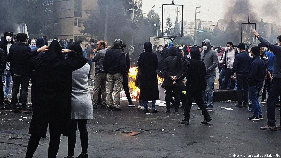 Street protests in Shiraz against petrol price increases in 2019 (photo: picture-alliance/abaca/Salampix)