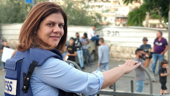 Die Journalistin Schirin Abu Akle in Presse-Schutzweste