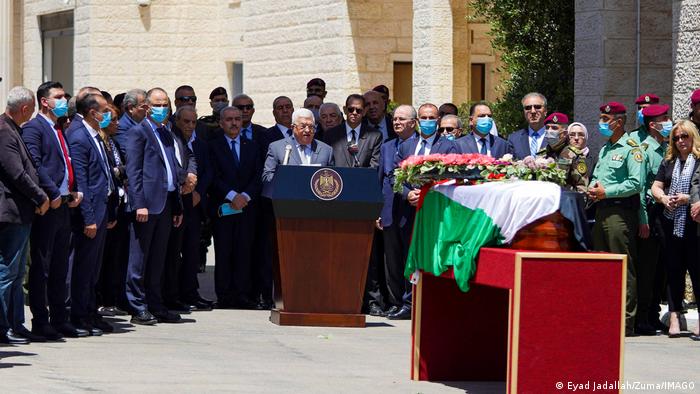 Präsident Mahmud Abbas spricht auf der Trauerfeier vor dem aufgebarten Sarg