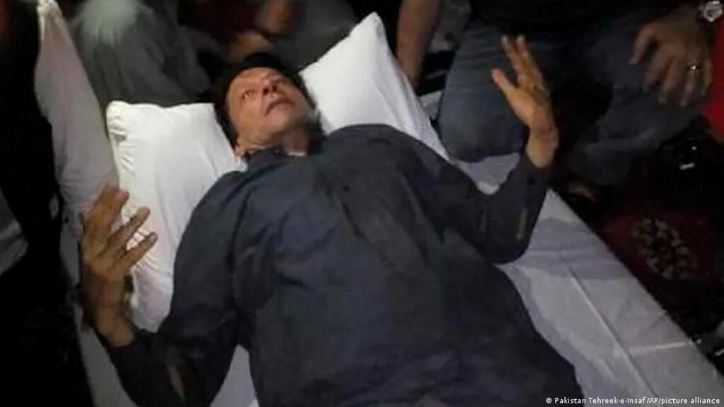 إصابة رئيس الوزراء السابق عمران خان بعد إطلاق النار باتجاهه. Der ehemalige Premier Imran Khan wurde angeschossen; Foto: Foto: Pakistan Tehrik-e Insaf/AFP/picture-alliance