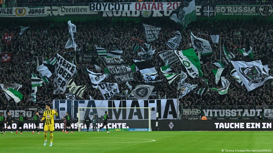 Signs calling for a boycott of the Qatar World Cup seen at a league match in Germany between Borussia-Dortmund and Borussia-Monchen Gladbach (photo: NordPhoto/IMAGO)