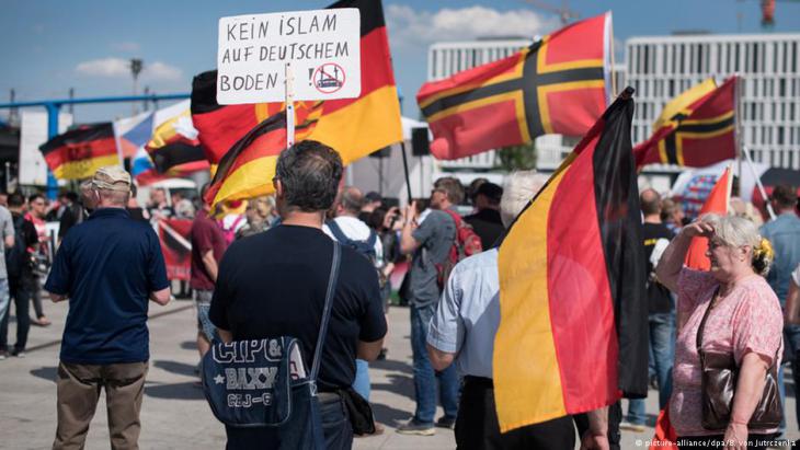 احتجاجات أعداء الإسلام أمام محطة القطار الرئيسية في برلين – ألمانيا. Rechtspopulisten demonstrieren am Berliner Hauptbahnhof; Foto: picture-alliance/dpa/E.v. Jutrcznk