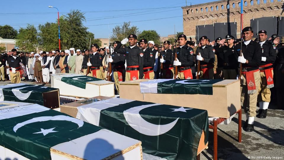Funeral rites for the victims of an attack by the TTP in Pakistan (image: Str./AFP/Getty Images)
