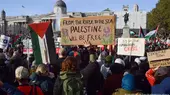 الشعار المؤيد للفلسطينيين "من النهر إلى البحر" هنا في مظاهرة في لندن. Tausendfach skandiert, doch hochumstritten: pro-palästinensische Parole "From the river to the sea" auf einer Demonstration in London.